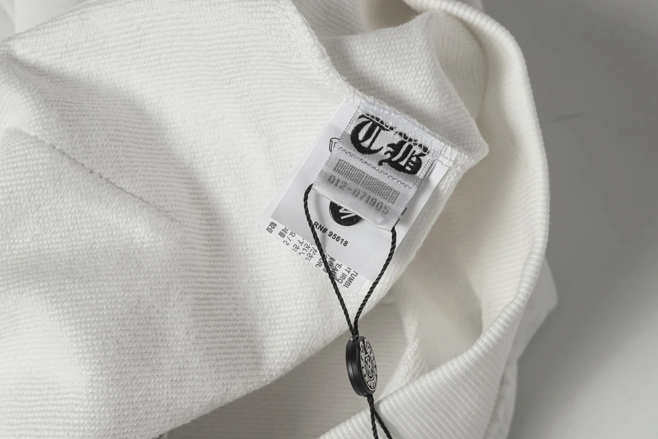 P300 cross-border model, please do not place an order if you are pursuing quality - Chrome Hearts/Chrome Hearts Sanskrit Dark Pattern Horseshoe Sanskrit Cross ✝️ Printed Zipper Sweater Cardigan Jacket - High weight, high density and high quality. The wool is soft, delicate and skin-friendly. It feels soft and silky. It has excellent warmth and skin-friendly properties. - Custom-woven and custom-dyed, no color difference. No matter the fabric or workmanship details, it beats the ordinary version on the market. - Hardware zipper accessories are all customized and full of details. -Colour: Black White Blue -Size: S M L XL